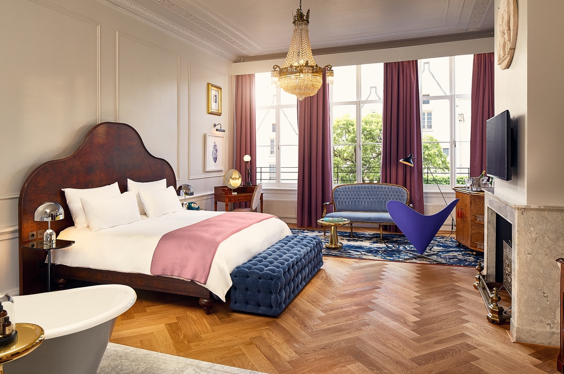 Innenansicht des Schlafbereiches mit Badewanne der Pulitzer Suite des Pulitzer Amsterdam Hotels